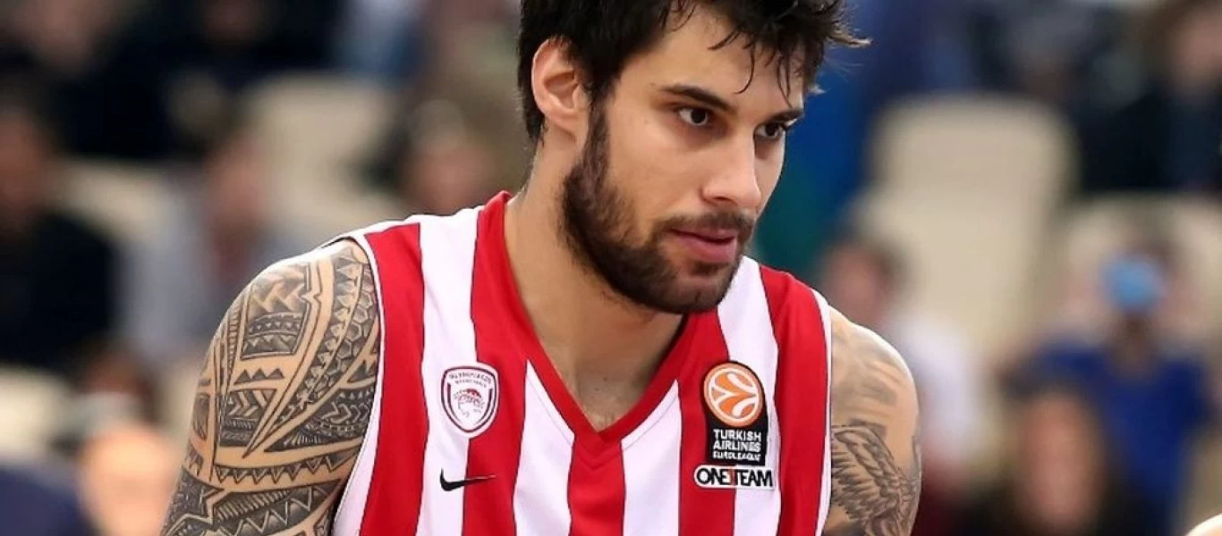 Ο Γιώργος Πρίντεζης σε ρόλο Άη Βασίλη: Mοίρασε δώρα σε παιδιά (βίντεο)